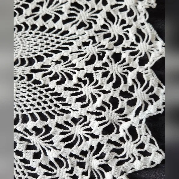 VINTAGE HAND CROCHET PINEAPPLE CENTERPIECE OR ACCENT - Picture 3 of 6